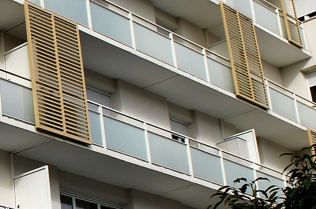 Installer un brise-vue sur un balcon